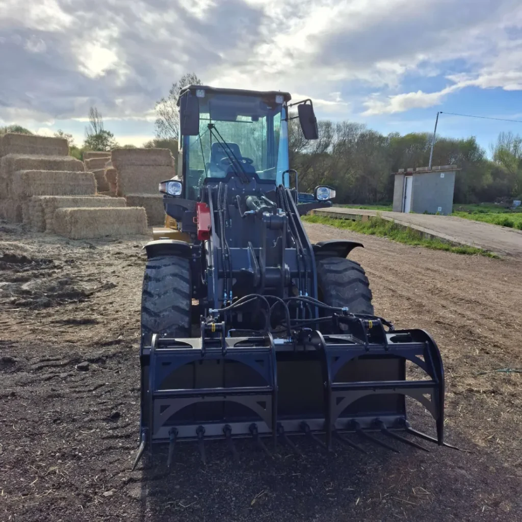 Miguel Oblanca – Excavadora a la venta Maquinaria agrícola para manipulación de alpacas disponible en Miguel Oblanca S.L., soluciones profesionales en León