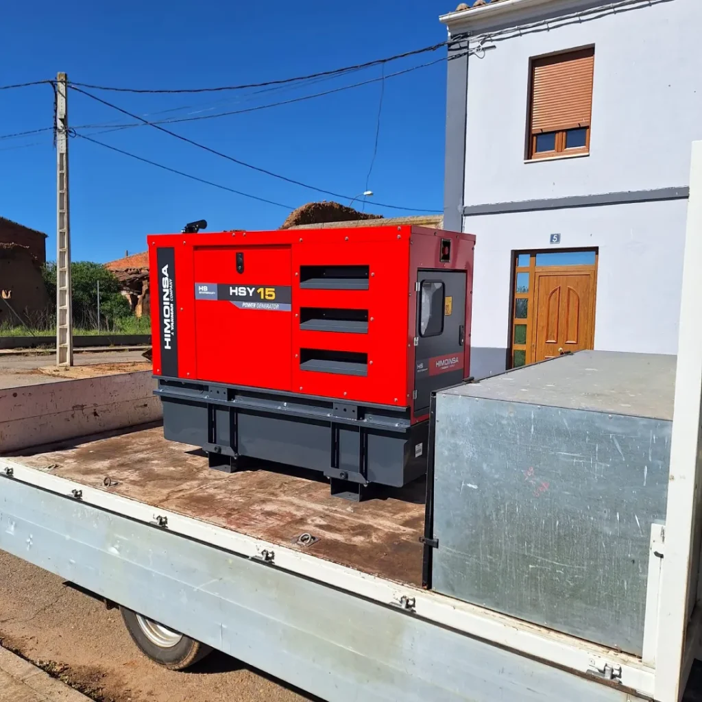 Miguel Oblanca – Grupo electrógeno Generador Himoinsa HSY-15 sobre camión en exterior, maquinaria de obra disponible en Miguel Oblanca S.L.