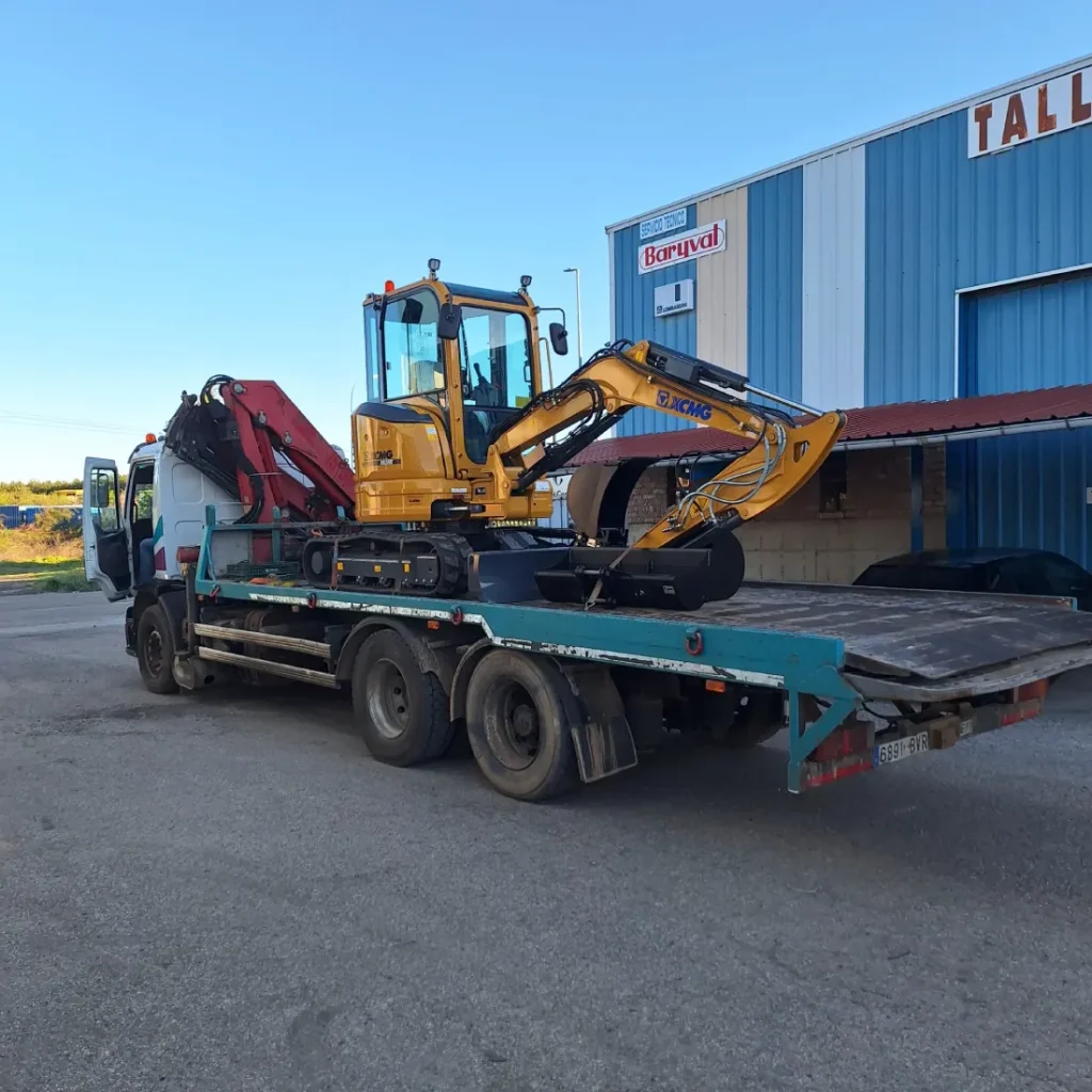 Miguel Oblanca – Maquinaria de obra Transporte de maquinaria de construcción XCMG en camión por Miguel Oblanca S.L. en León