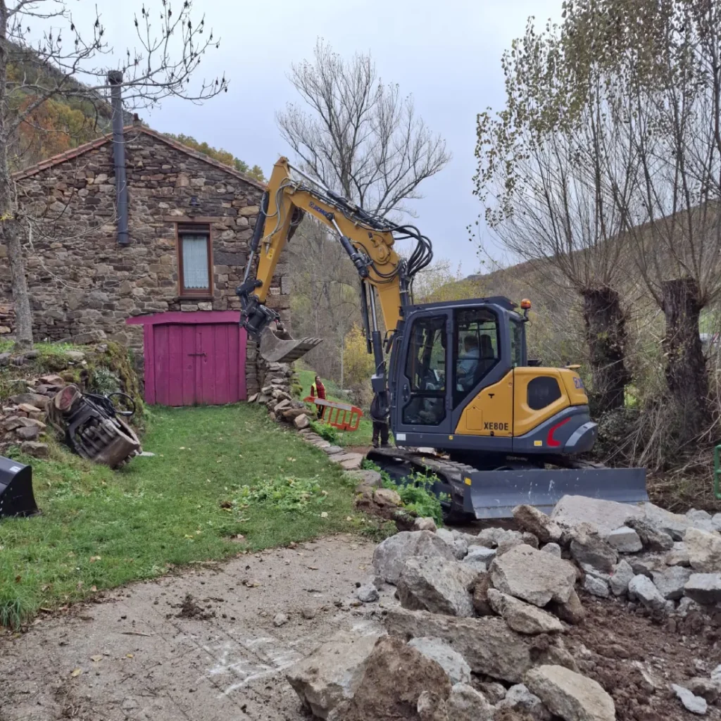 Miguel Oblanca – Maquinaria de obra varia Excavadora Xeboe en acción, maquinaria de obra disponible en Miguel Oblanca S.L. en León